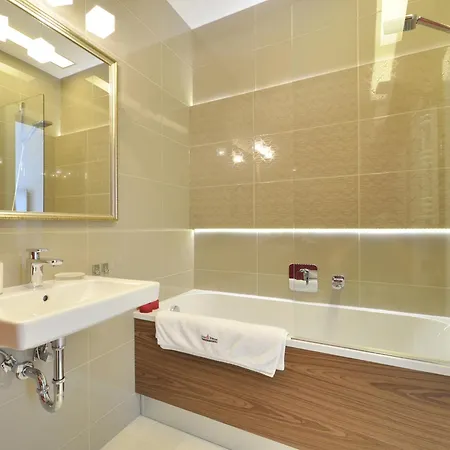 Dom & House - Old Town Waterlane